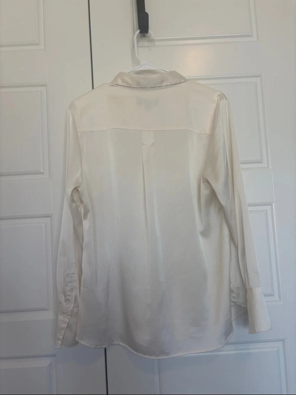 Banana Republic Silk-Look Ivory Button-Up long sleeve Blouse Large - Picture 5 of 5